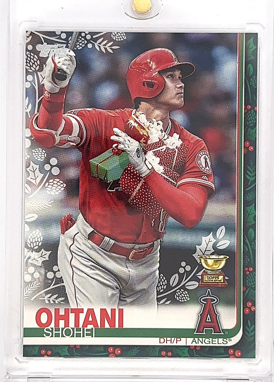 2019 Topps Holiday Mega Box Shohei Ohtani [Holding Presents] #HW33 — front